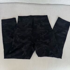 Lululemon Athletica Black Camo cropped Leggings